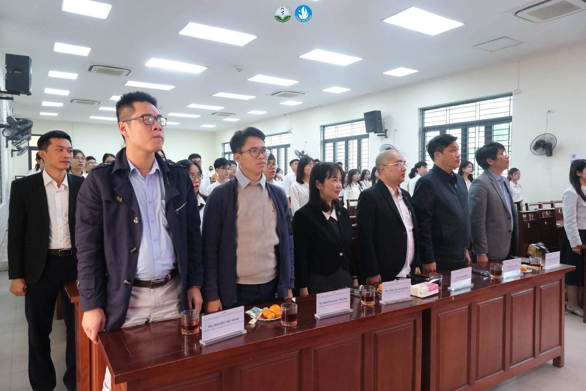 Ảnh 2: Các đại biểu từ phía Đảng ủy - Ban Giám hiệu, phòng ban, Đoàn Thanh niên trường tới tham dự thể hiện sự quan tâm, chỉ đạo sát sao. 